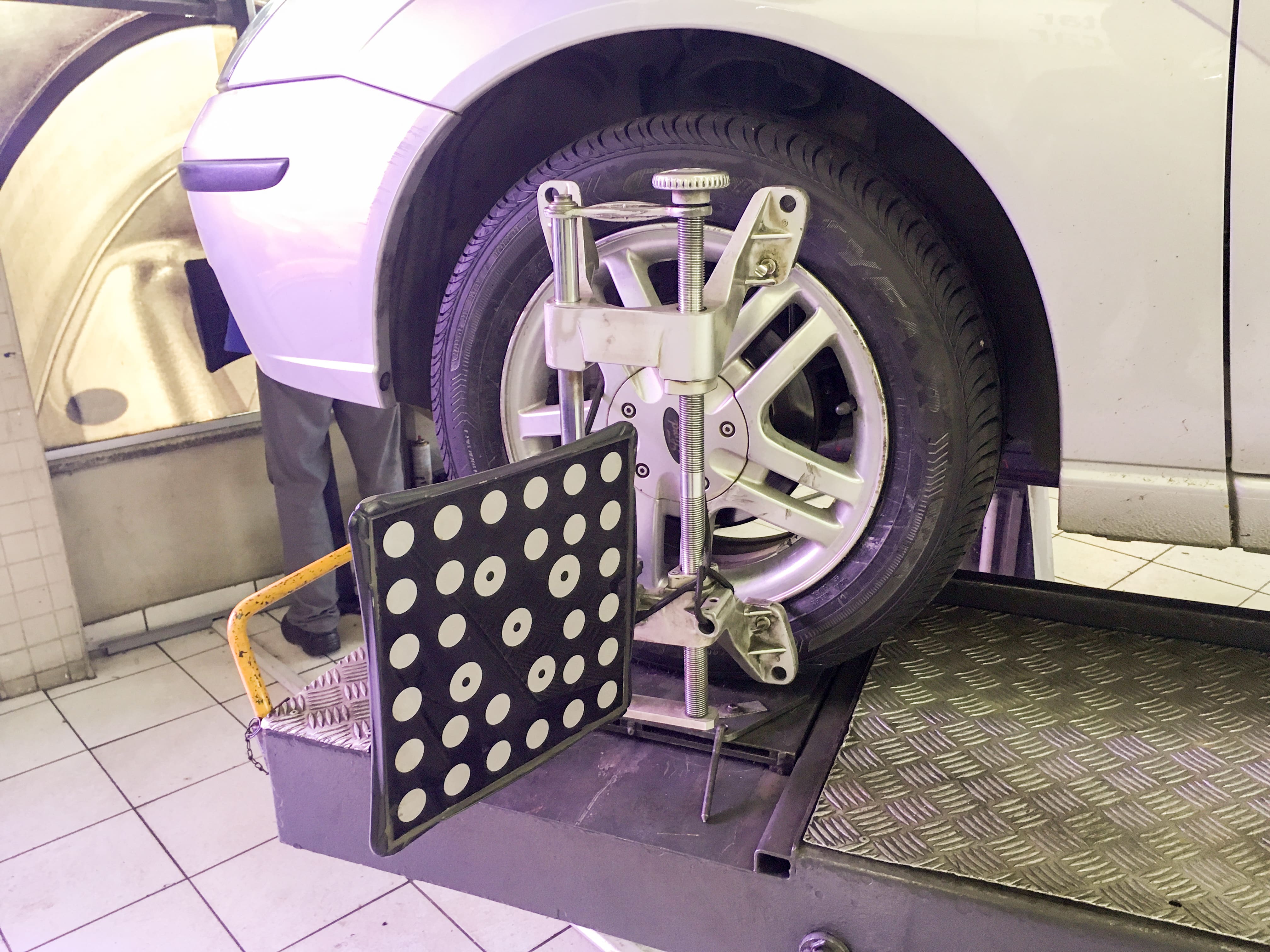Wheel_alignment_on_a_Ford_Focus_2